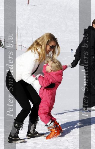 Lech 19 februari 2011
Fotosessie met de koninklijke familie in Lech. Aanwezig waren Koningin Beatrix Prins Willem Alexander Maxima Prinses Amalai Ariane en Alexia aslmede Prins Constantijn met zijn vrouw Prinses Laurentien en kinderen en Prins Friso met zijn vrouw Mabel Wisse Smit en hun kinderen.
Peter Smulders bv