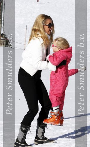 Lech 19 februari 2011
Fotosessie met de koninklijke familie in Lech. Aanwezig waren Koningin Beatrix Prins Willem Alexander Maxima Prinses Amalai Ariane en Alexia aslmede Prins Constantijn met zijn vrouw Prinses Laurentien en kinderen en Prins Friso met zijn vrouw Mabel Wisse Smit en hun kinderen.
Peter Smulders bv