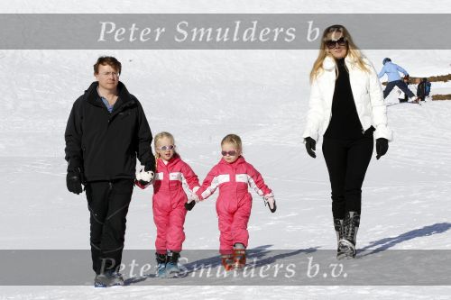 Lech 19 februari 2011
Fotosessie met de koninklijke familie in Lech. Aanwezig waren Koningin Beatrix Prins Willem Alexander Maxima Prinses Amalai Ariane en Alexia aslmede Prins Constantijn met zijn vrouw Prinses Laurentien en kinderen en Prins Friso met zijn vrouw Mabel Wisse Smit en hun kinderen.
Peter Smulders bv