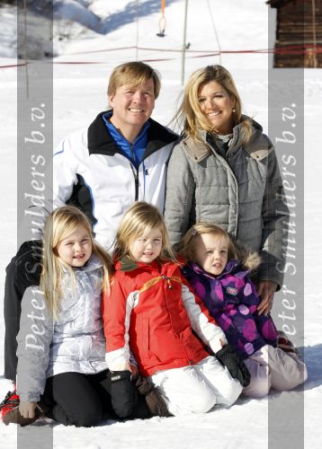 Lech 19 februari 2011
Fotosessie met de koninklijke familie in Lech. Aanwezig waren Koningin Beatrix Prins Willem Alexander Maxima Prinses Amalai Ariane en Alexia aslmede Prins Constantijn met zijn vrouw Prinses Laurentien en kinderen en Prins Friso met zijn vrouw Mabel Wisse Smit en hun kinderen.
Peter Smulders bv