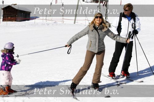 Lech 19 februari 2011
Fotosessie met de koninklijke familie in Lech. Aanwezig waren Koningin Beatrix Prins Willem Alexander Maxima Prinses Amalai Ariane en Alexia aslmede Prins Constantijn met zijn vrouw Prinses Laurentien en kinderen en Prins Friso met zijn vrouw Mabel Wisse Smit en hun kinderen.
Peter Smulders bv