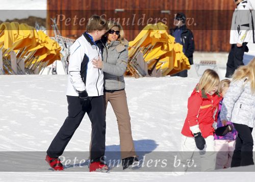 Lech 19 februari 2011
Fotosessie met de koninklijke familie in Lech. Aanwezig waren Koningin Beatrix Prins Willem Alexander Maxima Prinses Amalai Ariane en Alexia aslmede Prins Constantijn met zijn vrouw Prinses Laurentien en kinderen en Prins Friso met zijn vrouw Mabel Wisse Smit en hun kinderen.
Peter Smulders bv