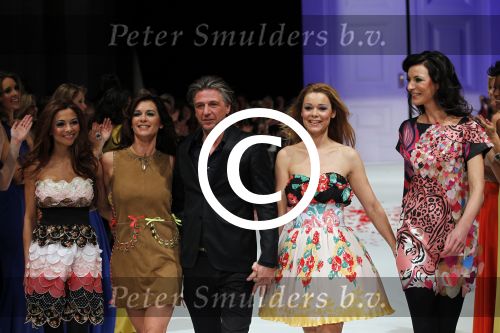 Amsterdam 7 maart 2011
Modeshow Jos v raak in de westergasfabriek met als modellen oa Georgina Verbaan Irene v d Laar Froukje de Both Quinty Trustfull Marvy Rieder en Kim Feenstra.
Peter Smulders bv