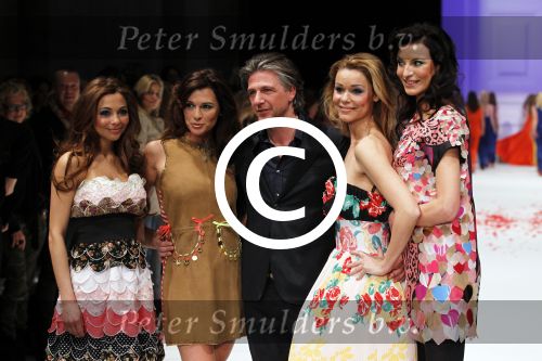 Amsterdam 7 maart 2011
Modeshow Jos v raak in de westergasfabriek met als modellen oa Georgina Verbaan Irene v d Laar Froukje de Both Quinty Trustfull Marvy Rieder en Kim Feenstra.
Peter Smulders bv
