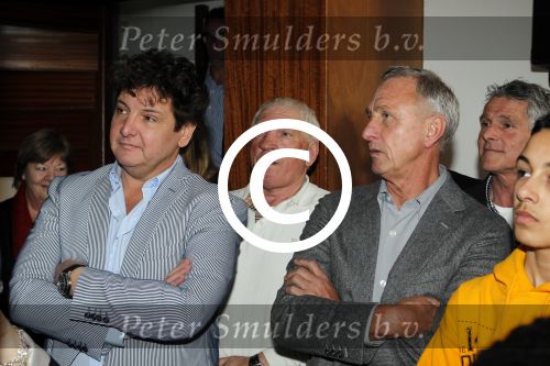 Amsterdam 14 maart 2011
Presentaie blad helden wat deze maand helemaal in het teken staat van Johan Cruijff. Frits en Barbara Barend presenteren het vanuit het olympisch stadion. Rene Froger
Peter Smulders bv