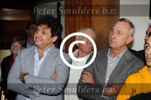 Amsterdam 14 maart 2011
Presentaie blad helden wat deze maand helemaal in het teken staat van Johan Cruijff. Frits en Barbara Barend presenteren het vanuit het olympisch stadion. Rene Froger
Peter Smulders bv