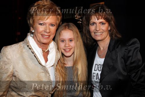 Baarn 27 februari 2011
Ria Valk viert haar 70e vefrjaardag en 55 jarig artiest zijn in de tv studio in Baarn. Ria met dochter en kleindochter
Peter Smulders bv