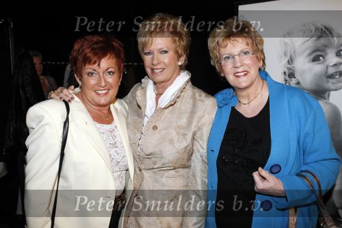 Baarn 27 februari 2011
Ria Valk viert haar 70e vefrjaardag en 55 jarig artiest zijn in de tv studio in Baarn. Ria met zussen
Peter Smulders bv