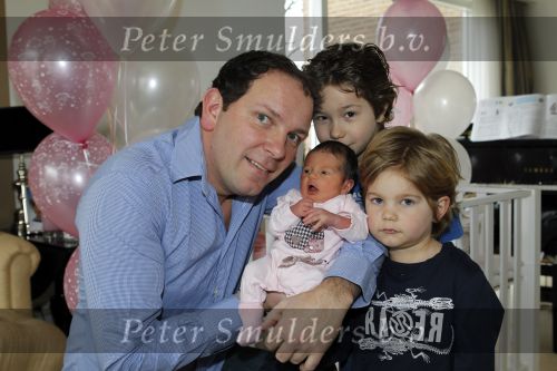 Amsterdam 27 februari 2011
Robert Leroy met zijn zoons Joshua en Senny en zijn baby dochter Jolie.
Peter Smulders  bv