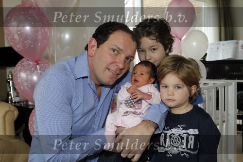 Amsterdam 27 februari 2011
Robert Leroy met zijn zoons Joshua en Senny en zijn baby dochter Jolie.
Peter Smulders  bv