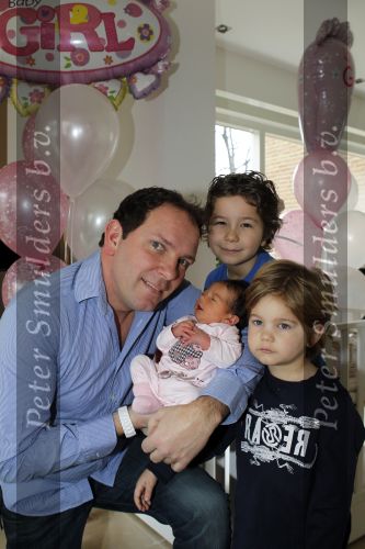 Amsterdam 27 februari 2011
Robert Leroy met zijn zoons Joshua en Senny en zijn baby dochter Jolie.
Peter Smulders  bv