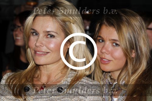Amsterdam 7 maart 2011
Modeshow Jos v raak in de westergasfabriek met als modellen oa Georgina Verbaan Irene v d Laar Froukje de Both Quinty Trustfull Marvy Rieder en Kim Feenstra. Robin Singels met moeder
Peter Smulders bv