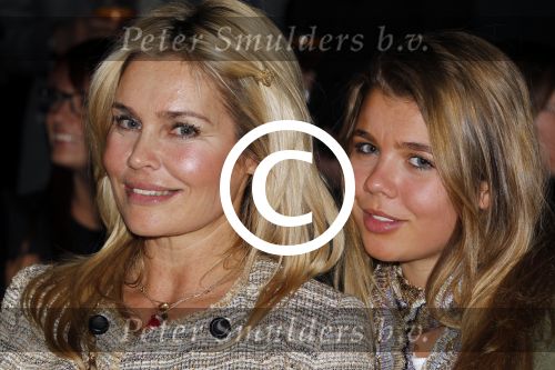 Amsterdam 7 maart 2011
Modeshow Jos v raak in de westergasfabriek met als modellen oa Georgina Verbaan Irene v d Laar Froukje de Both Quinty Trustfull Marvy Rieder en Kim Feenstra. Robin Singels met moeder
Peter Smulders bv