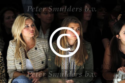 Amsterdam 7 maart 2011
Modeshow Jos v raak in de westergasfabriek met als modellen oa Georgina Verbaan Irene v d Laar Froukje de Both Quinty Trustfull Marvy Rieder en Kim Feenstra. Robin Singels met moeder
Peter Smulders bv