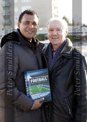 Amsterdam 8 februari 2011
Ruud en Estelle Gullit bij training van Maxim bij AFC . Dochter Joelle is er ook bij. In hetzelfde elftal speelt Ruben Kluivert. Ruud met Stanisic Svetozar
Peter Smulders bv