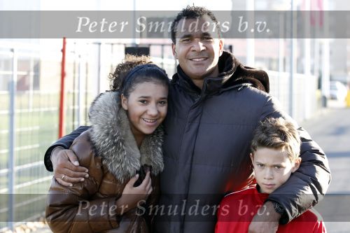 Amsterdam 8 februari 2011
Ruud en Estelle Gullit bij training van Maxim bij AFC . Dochter Joelle is er ook bij. In hetzelfde elftal speelt Ruben Kluivert.
Peter Smulders bv