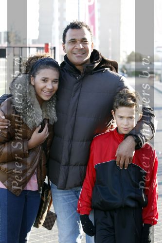 Amsterdam 8 februari 2011
Ruud en Estelle Gullit bij training van Maxim bij AFC . Dochter Joelle is er ook bij. In hetzelfde elftal speelt Ruben Kluivert.
Peter Smulders bv