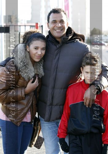 Amsterdam 8 februari 2011
Ruud en Estelle Gullit bij training van Maxim bij AFC . Dochter Joelle is er ook bij. In hetzelfde elftal speelt Ruben Kluivert.
Peter Smulders bv