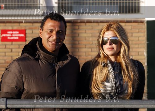 Amsterdam 8 februari 2011
Ruud en Estelle Gullit bij training van Maxim bij AFC . Dochter Joelle is er ook bij. In hetzelfde elftal speelt Ruben Kluivert.
Peter Smulders bv