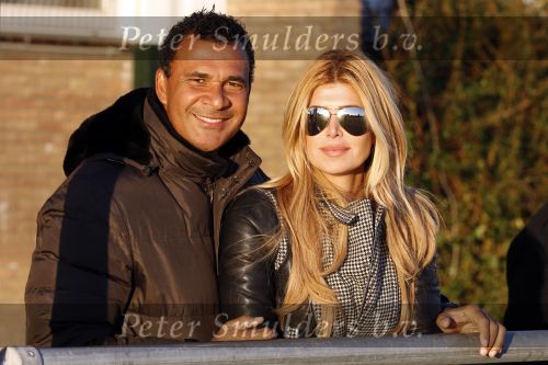Amsterdam 8 februari 2011
Ruud en Estelle Gullit bij training van Maxim bij AFC . Dochter Joelle is er ook bij. In hetzelfde elftal speelt Ruben Kluivert.
Peter Smulders bv