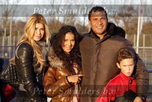 Amsterdam 8 februari 2011
Ruud en Estelle Gullit bij training van Maxim bij AFC . Dochter Joelle is er ook bij. In hetzelfde elftal speelt Ruben Kluivert.
Peter Smulders bv