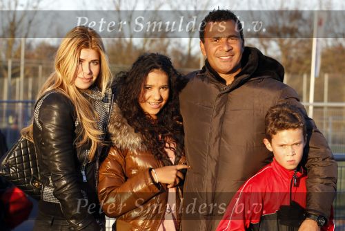 Amsterdam 8 februari 2011
Ruud en Estelle Gullit bij training van Maxim bij AFC . Dochter Joelle is er ook bij. In hetzelfde elftal speelt Ruben Kluivert.
Peter Smulders bv