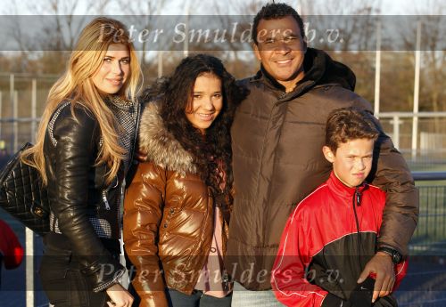 Amsterdam 8 februari 2011
Ruud en Estelle Gullit bij training van Maxim bij AFC . Dochter Joelle is er ook bij. In hetzelfde elftal speelt Ruben Kluivert.
Peter Smulders bv