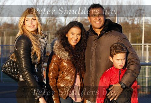 Amsterdam 8 februari 2011
Ruud en Estelle Gullit bij training van Maxim bij AFC . Dochter Joelle is er ook bij. In hetzelfde elftal speelt Ruben Kluivert.
Peter Smulders bv