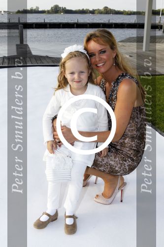 Loosdrecht 21 augustus 2010
Fons de Poel en zijn vrouw Saskia de Poel vieren hun 5 jarig huwelijk bij het witte huis in Loosdrecht en hun dochtertje Mazarine de Poel