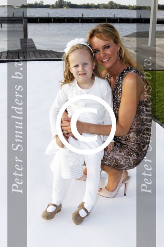 Loosdrecht 21 augustus 2010
Fons de Poel en zijn vrouw Saskia de Poel vieren hun 5 jarig huwelijk bij het witte huis in Loosdrecht en hun dochtertje Mazarine de Poel