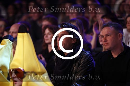 Hilversum 4 maart 2011
Sterren dansen op het ijs van SBDS 6 in studio 22 .Deelnemers zijn Monique Smit Jenny Smit Vivian Reys Babette v Veen Ralf Mackenbach Michael Boogerd en Sieneke Gerard Joling en Nance Coolen presenteren het. Broer Michael Boogerd en Thomas Dekker
Peter Smulders bv