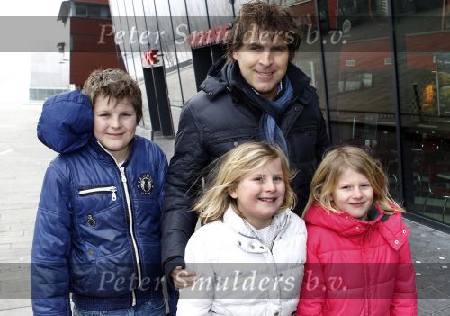 Almere 13 februari 2011
Premiere Yogi Beer in bioscoop Almere. Toine v peperstraten met zoon en dochter
Peter Smulders bv
