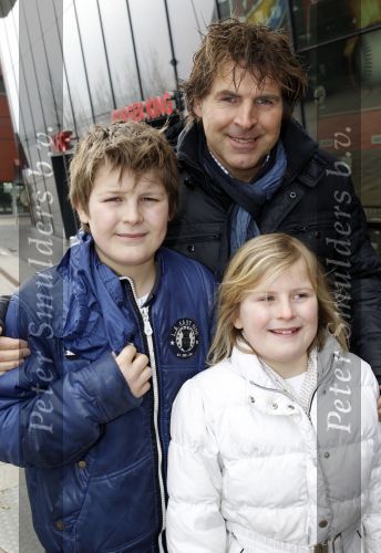 Almere 13 februari 2011
Premiere Yogi Beer in bioscoop Almere. Toine v peperstraten met zoon en dochter
Peter Smulders bv