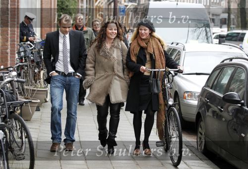 Amsterdam 11 februari 2011
Koningin Beatrix en Prins Friso bij de opening van de nieuwe liefde in Amsterdam. Trijntje Oosterhuis met man en Willemijn Verloop van War Child
Peter Smulders bv