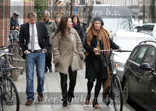 Amsterdam 11 februari 2011
Koningin Beatrix en Prins Friso bij de opening van de nieuwe liefde in Amsterdam. Trijntje Oosterhuis met man en Willemijn Verloop van War Child
Peter Smulders bv