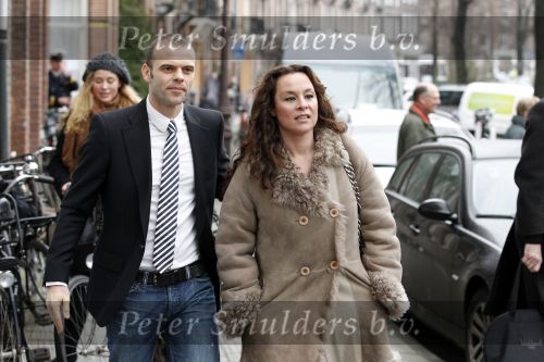 Amsterdam 11 februari 2011
Koningin Beatrix en Prins Friso bij de opening van de nieuwe liefde in Amsterdam. Trijntje Oosterhuis met man en Willemijn Verloop van War Child
Peter Smulders bv
