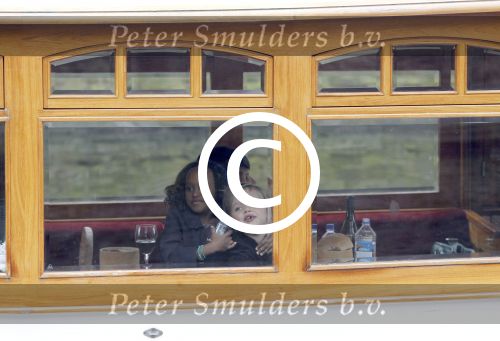 Amsterdam 14 maart 2012
Angeliina Jolie met kinderen in bootje op grachten Amsterdam.
Peter Smulders bv