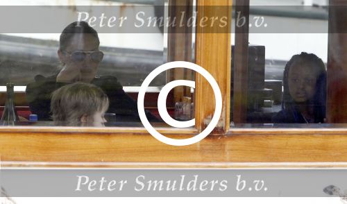 Amsterdam 14 maart 2012
Angeliina Jolie met kinderen in bootje op grachten Amsterdam.
Peter Smulders bv