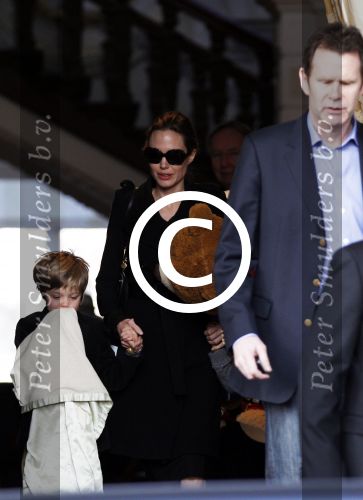 Amsterdam 15 maart 2012
Angelina Jolie and her kids leave the amstel hotel early in the morning.
Peter Smulders bv