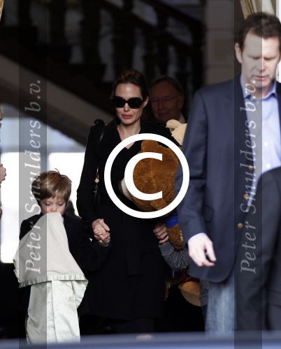 Amsterdam 15 maart 2012
Angelina Jolie and her kids leave the amstel hotel early in the morning.
Peter Smulders bv