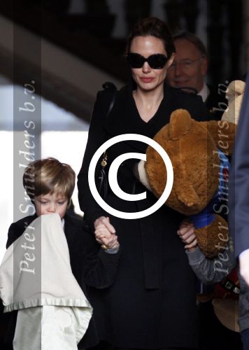 Amsterdam 15 maart 2012
Angelina Jolie and her kids leave the amstel hotel early in the morning.
Peter Smulders bv