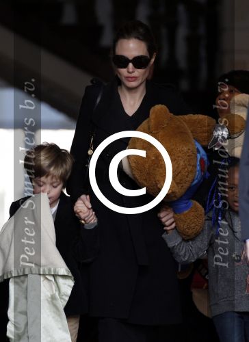 Amsterdam 15 maart 2012
Angelina Jolie and her kids leave the amstel hotel early in the morning.
Peter Smulders bv