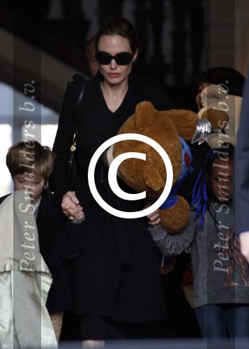 Amsterdam 15 maart 2012
Angelina Jolie and her kids leave the amstel hotel early in the morning.
Peter Smulders bv