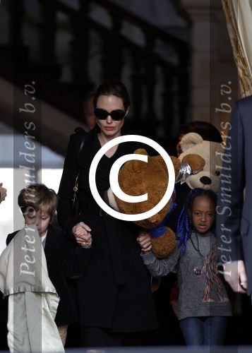 Amsterdam 15 maart 2012
Angelina Jolie and her kids leave the amstel hotel early in the morning.
Peter Smulders bv