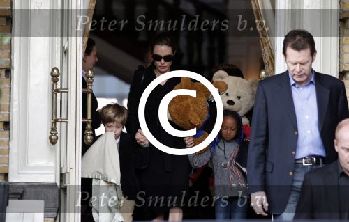 Amsterdam 15 maart 2012
Angelina Jolie and her kids leave the amstel hotel early in the morning.
Peter Smulders bv