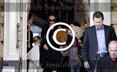 Amsterdam 15 maart 2012
Angelina Jolie and her kids leave the amstel hotel early in the morning.
Peter Smulders bv