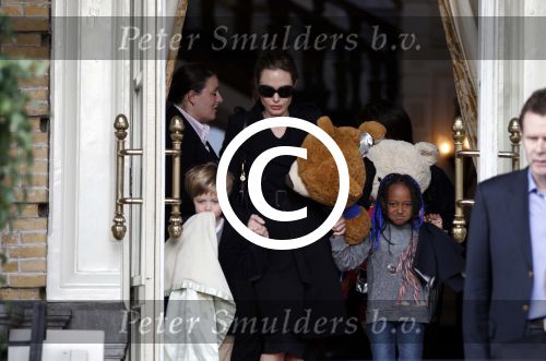 Amsterdam 15 maart 2012
Angelina Jolie and her kids leave the amstel hotel early in the morning.
Peter Smulders bv