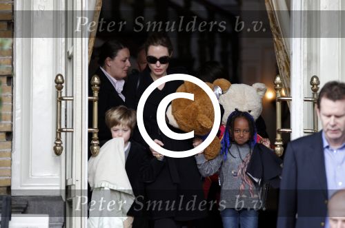 Amsterdam 15 maart 2012
Angelina Jolie and her kids leave the amstel hotel early in the morning.
Peter Smulders bv