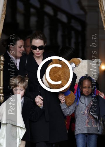 Amsterdam 15 maart 2012
Angelina Jolie and her kids leave the amstel hotel early in the morning.
Peter Smulders bv