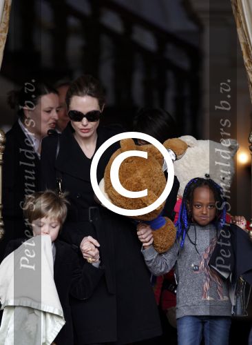 Amsterdam 15 maart 2012
Angelina Jolie and her kids leave the amstel hotel early in the morning.
Peter Smulders bv